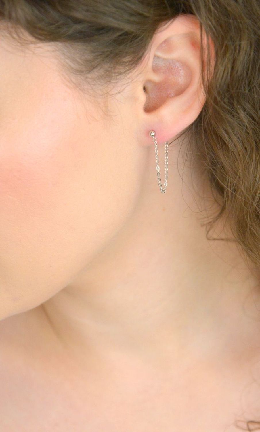 Srebrne kolczyki MINET z delikatnym łańcuszkiem – lekka i stylowa biżuteria z rodowanego srebra próby 925. Idealne na co dzień i na wyjątkowe okazje.1.jpg