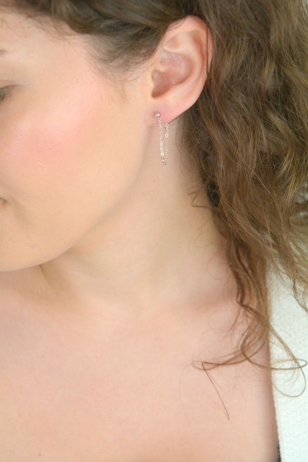 Srebrne kolczyki MINET z delikatnym łańcuszkiem – lekka i stylowa biżuteria z rodowanego srebra próby 925. Idealne na co dzień i na wyjątkowe okazje.1.jpg