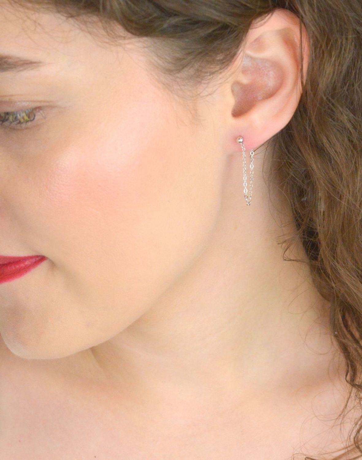 Srebrne kolczyki MINET z delikatnym łańcuszkiem – lekka i stylowa biżuteria z rodowanego srebra próby 925. Idealne na co dzień i na wyjątkowe okazje.1.jpg