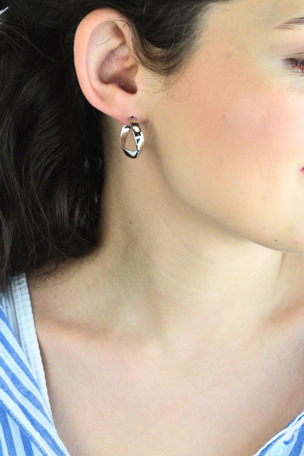 Eleganckie kolczyki srebrne damskie JMAN0643E00 w kształcie skręconych kół 🔄. Srebro próby 925, długość 2,2 cm, szerokość 5 mm, waga 5,40 g, zapięcie na sztyft. Stylowa biżuteria dla kobiet!1.jpg