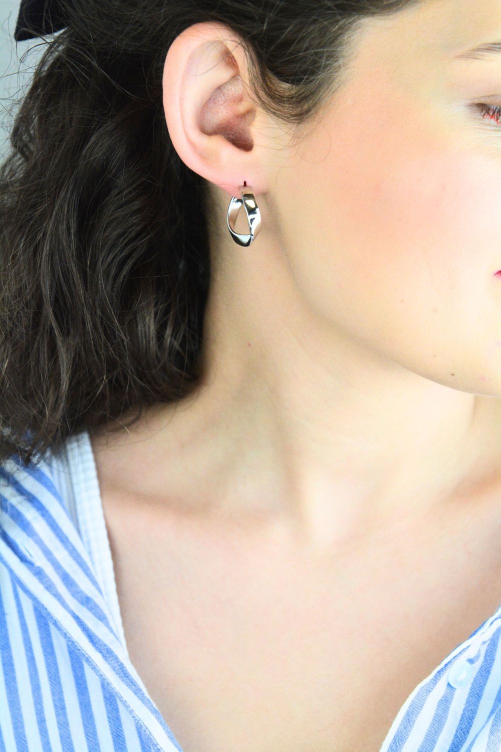 Eleganckie kolczyki srebrne damskie JMAN0643E00 w kształcie skręconych kół 🔄. Srebro próby 925, długość 2,2 cm, szerokość 5 mm, waga 5,40 g, zapięcie na sztyft. Stylowa biżuteria dla kobiet!1.jpg