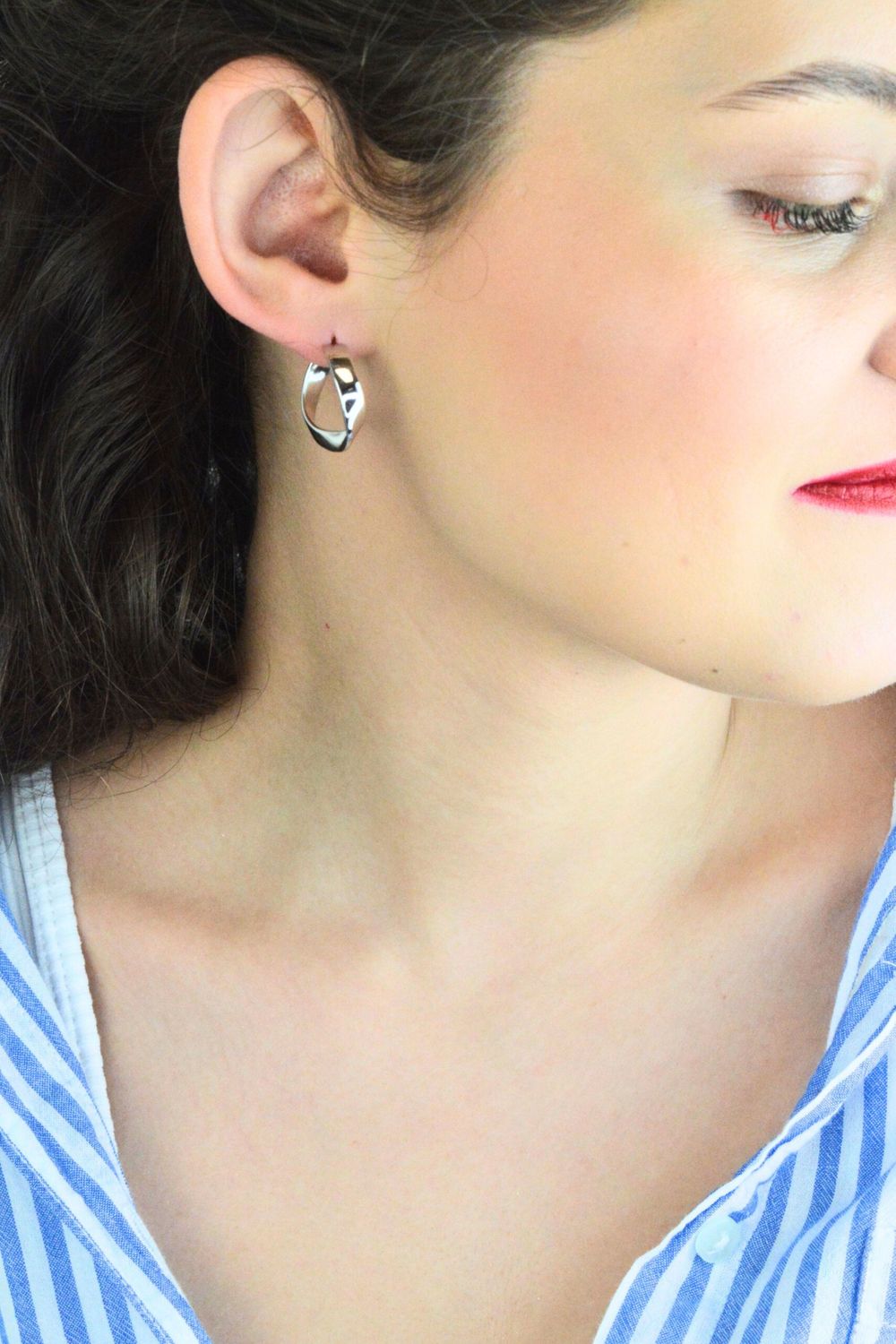 Eleganckie kolczyki srebrne damskie JMAN0643E00 w kształcie skręconych kół 🔄. Srebro próby 925, długość 2,2 cm, szerokość 5 mm, waga 5,40 g, zapięcie na sztyft. Stylowa biżuteria dla kobiet!1.jpg