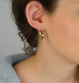 Stylowe pozłacane kolczyki zakrzywione od MINET, wykonane ze srebra próby 925. Złocenie 14K i nowoczesny kształt czynią je idealnym dodatkiem na co dzień i wyjątkowe okazje (1).JPG