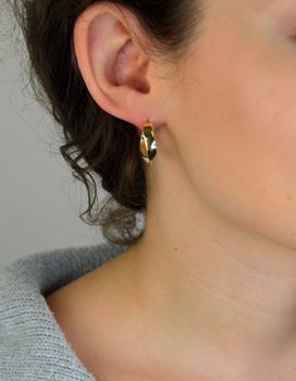 Stylowe pozłacane kolczyki zakrzywione od MINET, wykonane ze srebra próby 925. Złocenie 14K i nowoczesny kształt czynią je idealnym dodatkiem na co dzień i wyjątkowe okazje (2).JPG