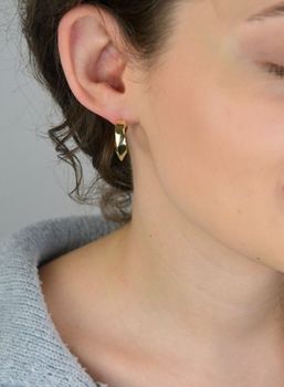 Stylowe pozłacane kolczyki zakrzywione od MINET, wykonane ze srebra próby 925. Złocenie 14K i nowoczesny kształt czynią je idealnym dodatkiem na co dzień i wyjątkowe okazje (4).JPG
