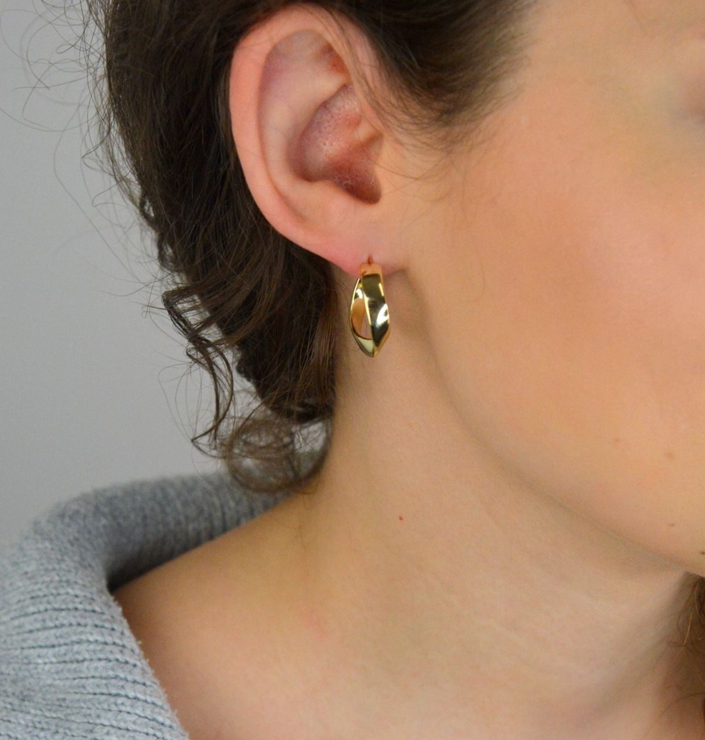 Stylowe pozłacane kolczyki zakrzywione od MINET, wykonane ze srebra próby 925. Złocenie 14K i nowoczesny kształt czynią je idealnym dodatkiem na co dzień i wyjątkowe okazje.1.jpg