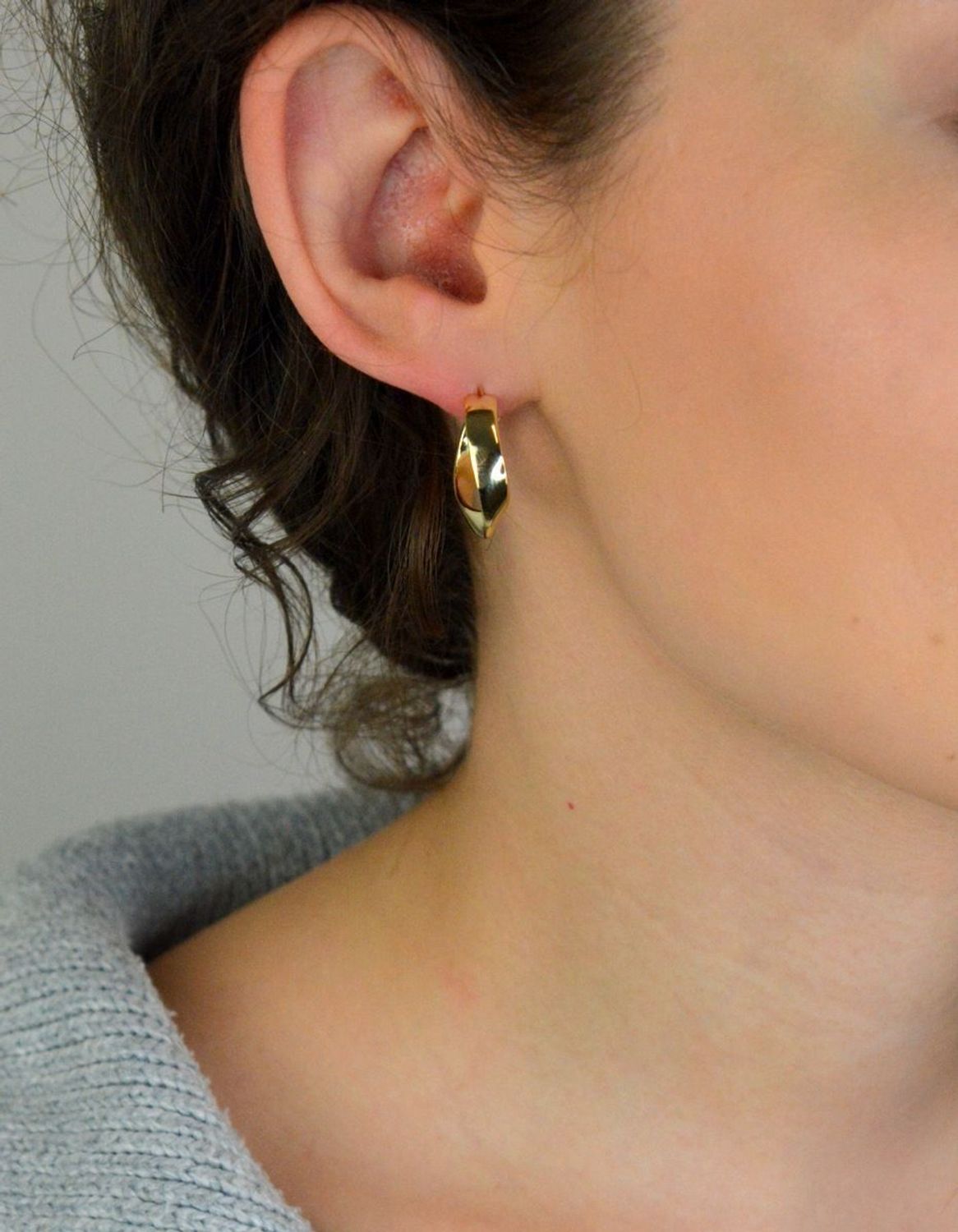 Stylowe pozłacane kolczyki zakrzywione od MINET, wykonane ze srebra próby 925. Złocenie 14K i nowoczesny kształt czynią je idealnym dodatkiem na co dzień i wyjątkowe okazje.1.jpg