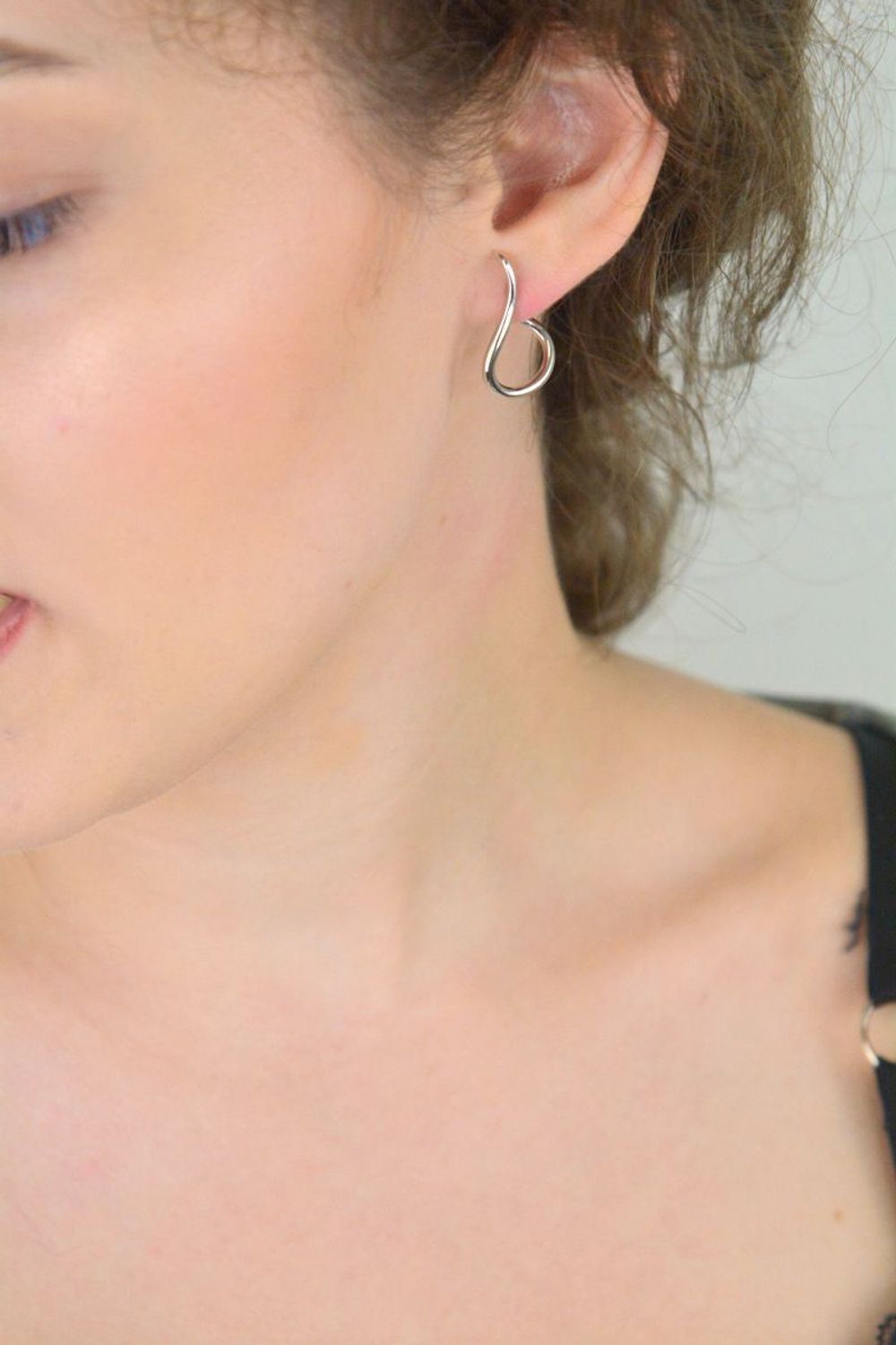 Stylowe, nowoczesne zakrzywione kolczyki srebrne marki MINET wykonane z rodowanego srebra próby 925. Idealne do codziennych i wieczorowych stylizacji.1.jpg