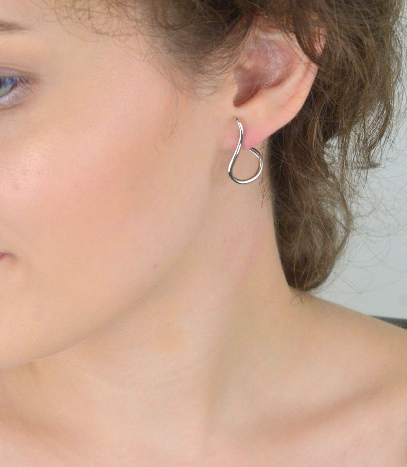 Stylowe, nowoczesne zakrzywione kolczyki srebrne marki MINET wykonane z rodowanego srebra próby 925. Idealne do codziennych i wieczorowych stylizacji.1.jpg