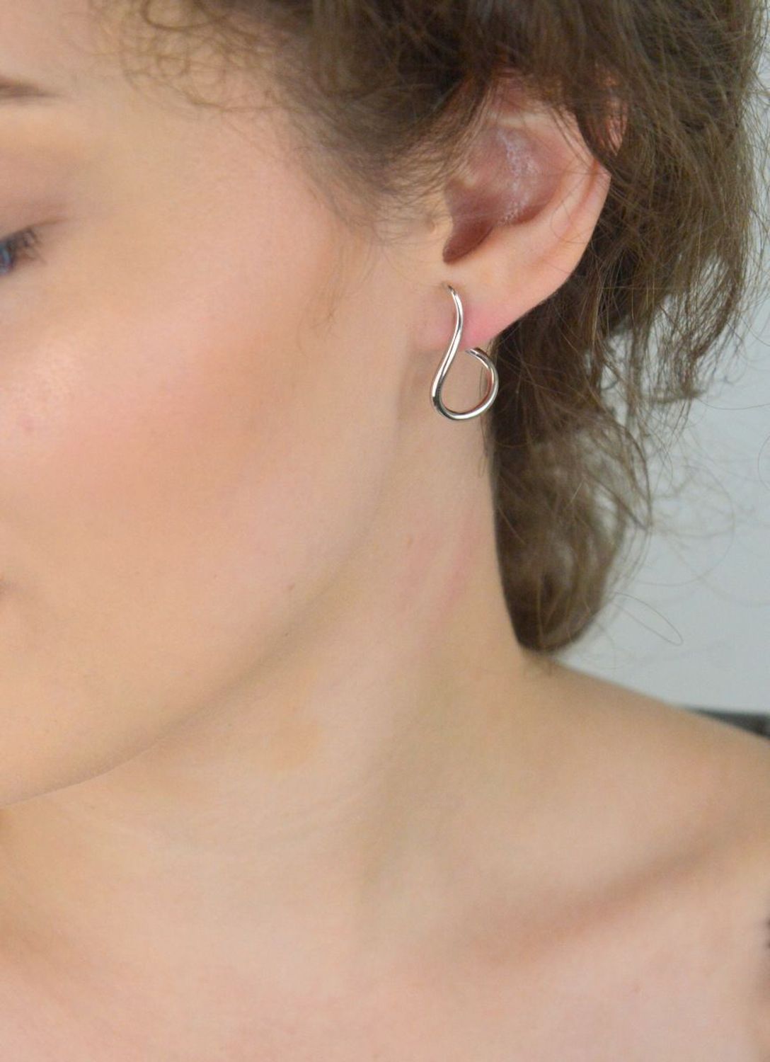 Stylowe, nowoczesne zakrzywione kolczyki srebrne marki MINET wykonane z rodowanego srebra próby 925. Idealne do codziennych i wieczorowych stylizacji.1.jpg