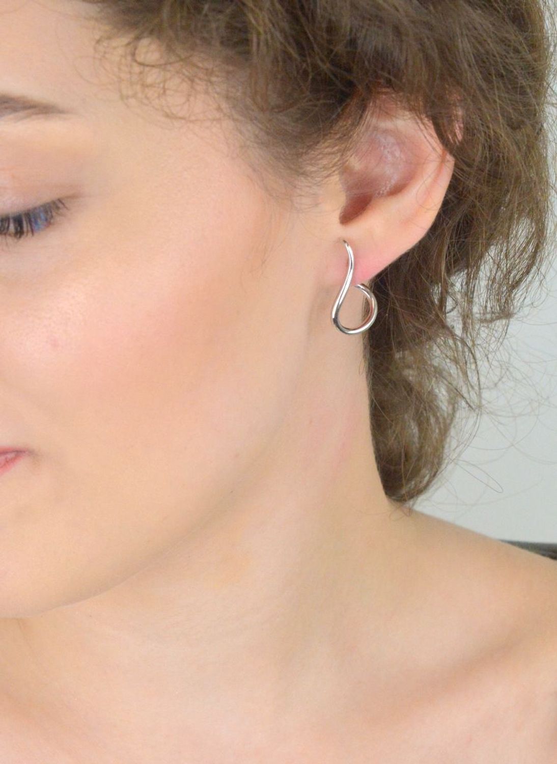 Stylowe, nowoczesne zakrzywione kolczyki srebrne marki MINET wykonane z rodowanego srebra próby 925. Idealne do codziennych i wieczorowych stylizacji.1.jpg