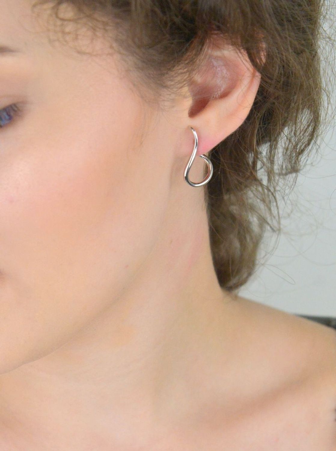 Stylowe, nowoczesne zakrzywione kolczyki srebrne marki MINET wykonane z rodowanego srebra próby 925. Idealne do codziennych i wieczorowych stylizacji.1.jpg