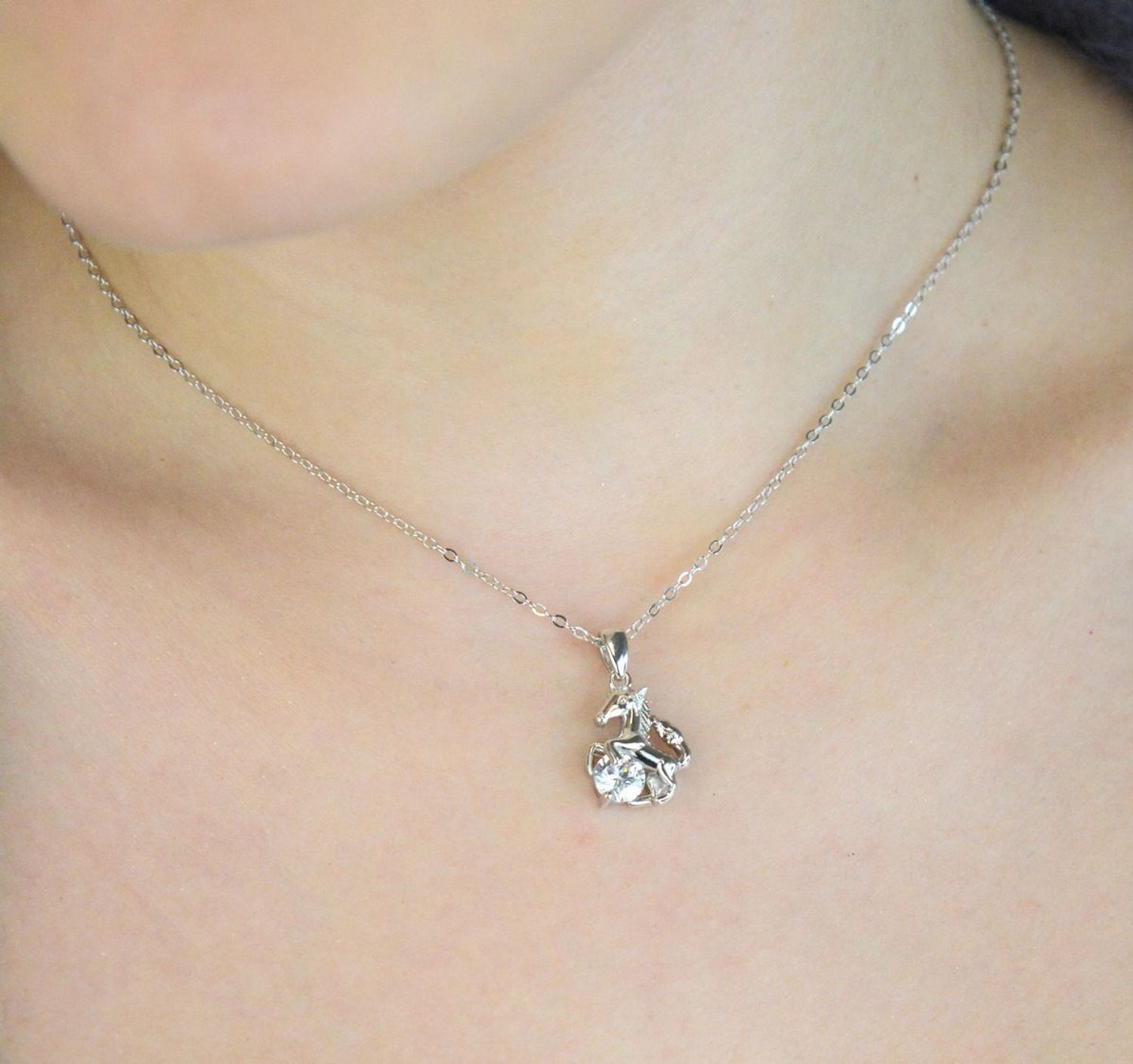 Elegancki naszyjnik srebrny MINET JMAN0647SN45 z motywem konia i białą cyrkonią. Wykonany ze srebra próby 925, rodowany, długość 45 cm. Delikatna i uniwersalna biżuteria idealna na prezent 1.jpg