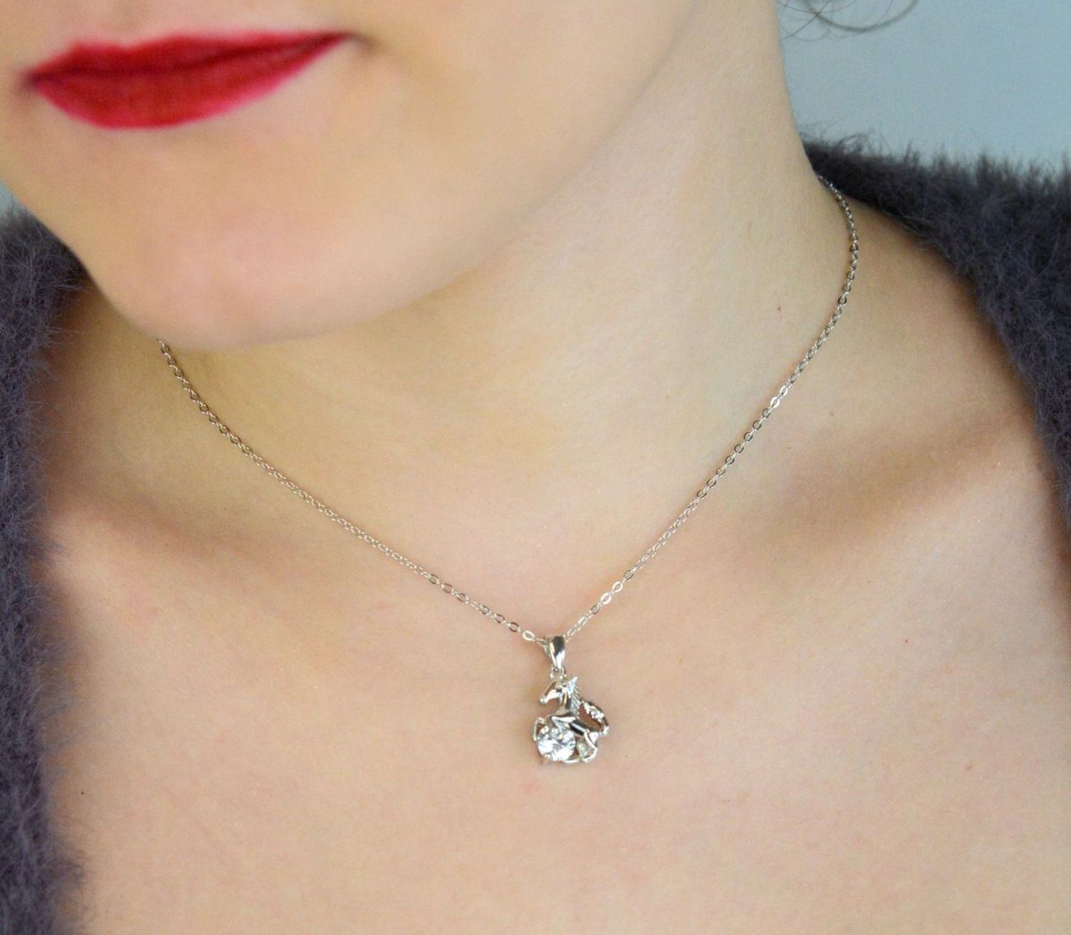 Elegancki naszyjnik srebrny MINET JMAN0647SN45 z motywem konia i białą cyrkonią. Wykonany ze srebra próby 925, rodowany, długość 45 cm. Delikatna i uniwersalna biżuteria idealna na prezent 1.jpg