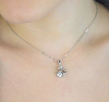 Elegancki naszyjnik srebrny MINET JMAN0647SN45 z motywem konia i białą cyrkonią. Wykonany ze srebra próby 925, rodowany, długość 45 cm. Delikatna i uniwersalna biżuteria idealna na prezent i codzienne stylizacje (1).JPG