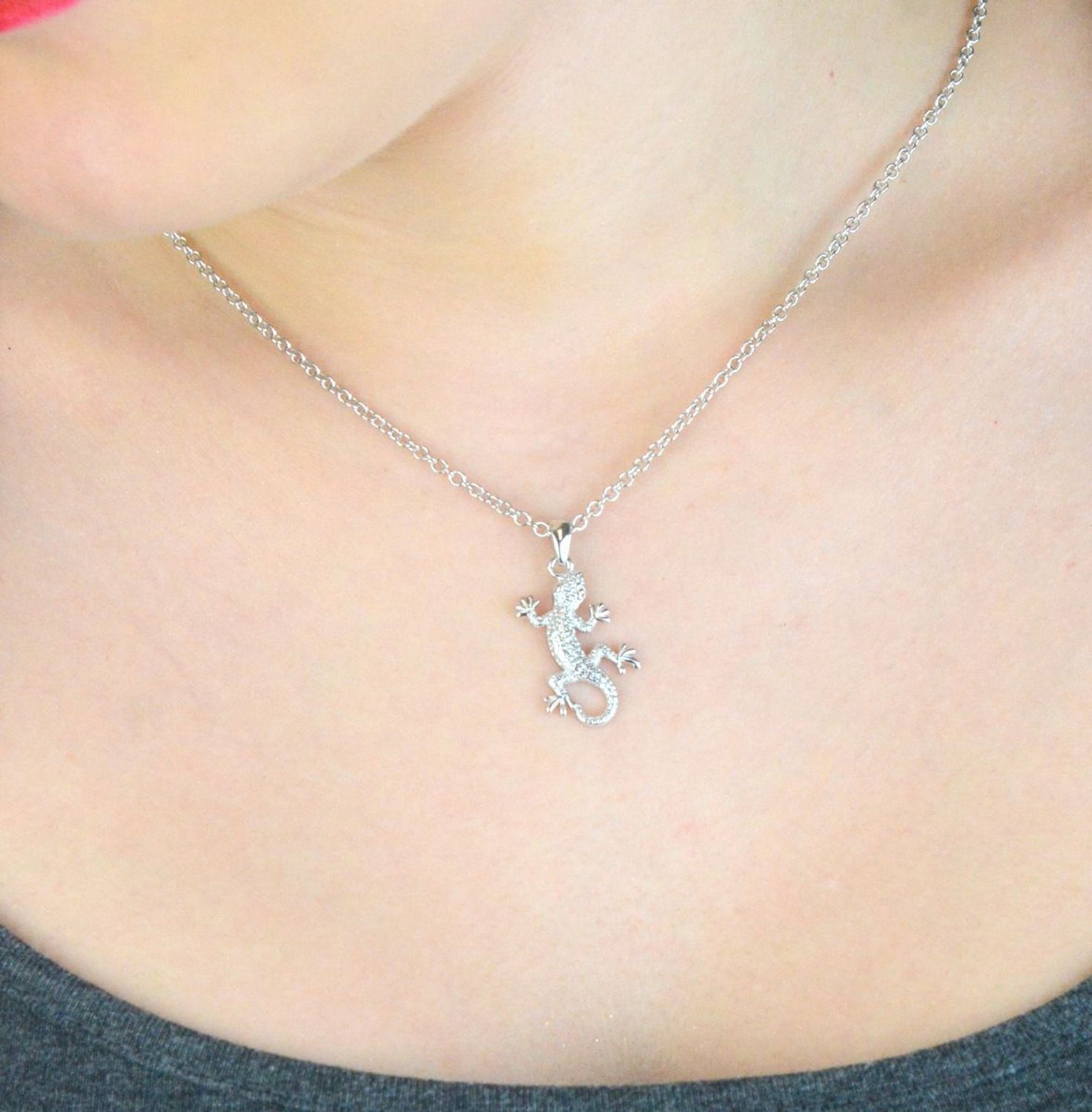 Elegancki naszyjnik srebrny MINET JMAN0649SN50 z zawieszką w kształcie jaszczurki. Wykonany ze srebra próby 925, rodowany, długość łańcuszka 50 cm, zawieszka 13x29 mm, waga 7 g. Idealny dodatek1.jpg