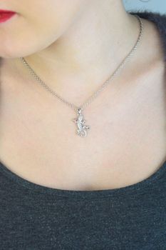 Elegancki naszyjnik srebrny MINET JMAN0649SN50 z zawieszką w kształcie jaszczurki. Wykonany ze srebra próby 925, rodowany, długość łańcus, zawieszka 13x29 mm, waga 7 g. Idealny dodatek do codziennych i eleganckich stylizacj  (2).JPG