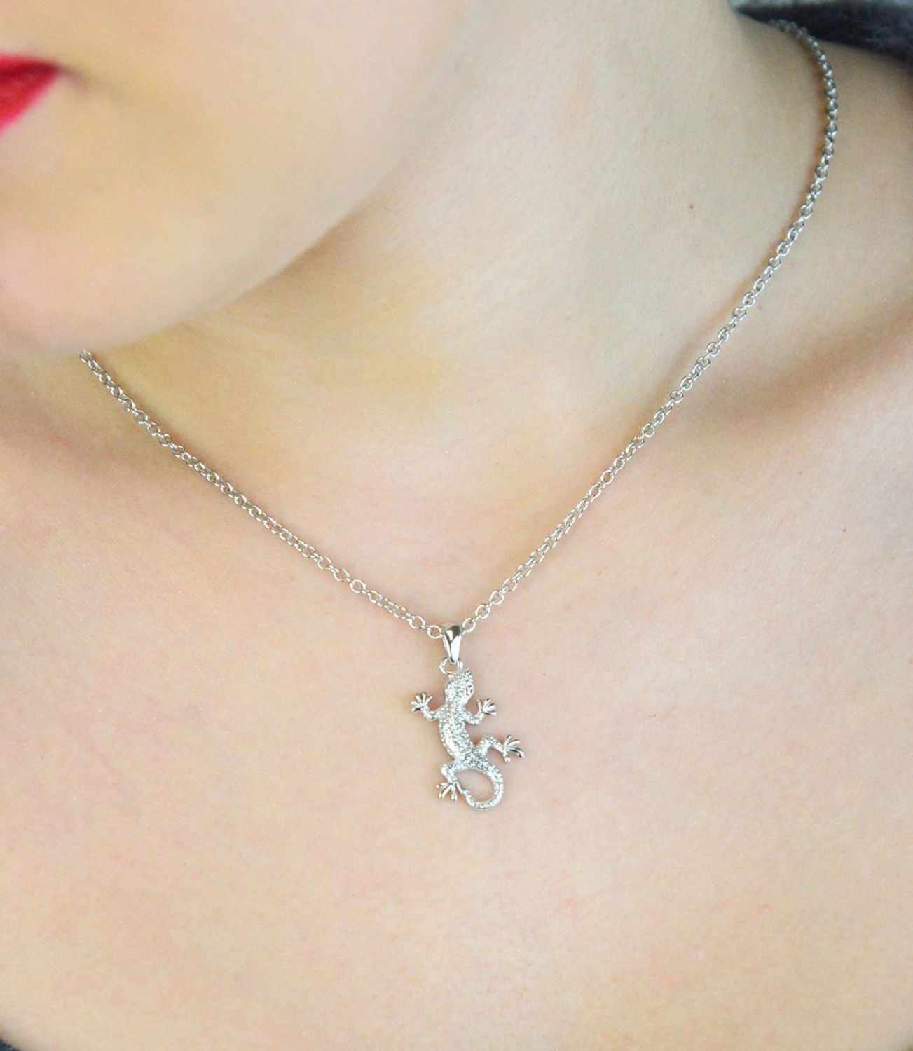 Elegancki naszyjnik srebrny MINET JMAN0649SN50 z zawieszką w kształcie jaszczurki. Wykonany ze srebra próby 925, rodowany, długość łańcuszka 50 cm, zawieszka 13x29 mm, waga 7 g. Idealny dodatek1.jpg