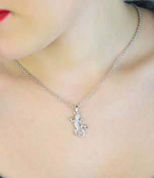 Elegancki naszyjnik srebrny MINET JMAN0649SN50 z zawieszką w kształcie jaszczurki. Wykonany ze srebra próby 925, rodowany, długość łańcus, zawieszka 13x29 mm, waga 7 g. Idealny dodatek do codziennych i eleganckich stylizacj (1).JPG