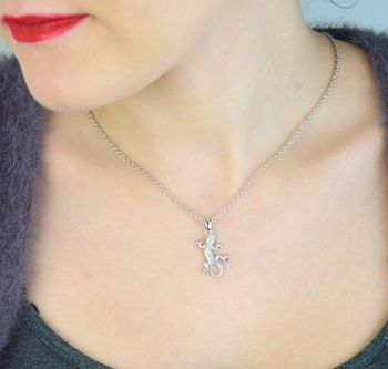 Elegancki naszyjnik srebrny MINET JMAN0649SN50 z zawieszką w kształcie jaszczurki. Wykonany ze srebra próby 925, rodowany, długość łańcus, zawieszka 13x29 mm, waga 7 g. Idealny dodatek do codziennych i eleganckich stylizacj .JPG