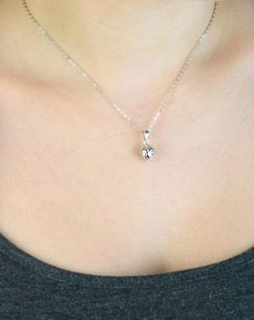 Srebrny naszyjnik MINET JMAN0659SN48 w kształcie piłki nożnej, srebro próby 925, rodowane. Długość łańcuszka 48 cm, zawieszka 10x18 mm, waga 5,65 g. Idealny prezent dla fana piłki nożnej (4).JPG