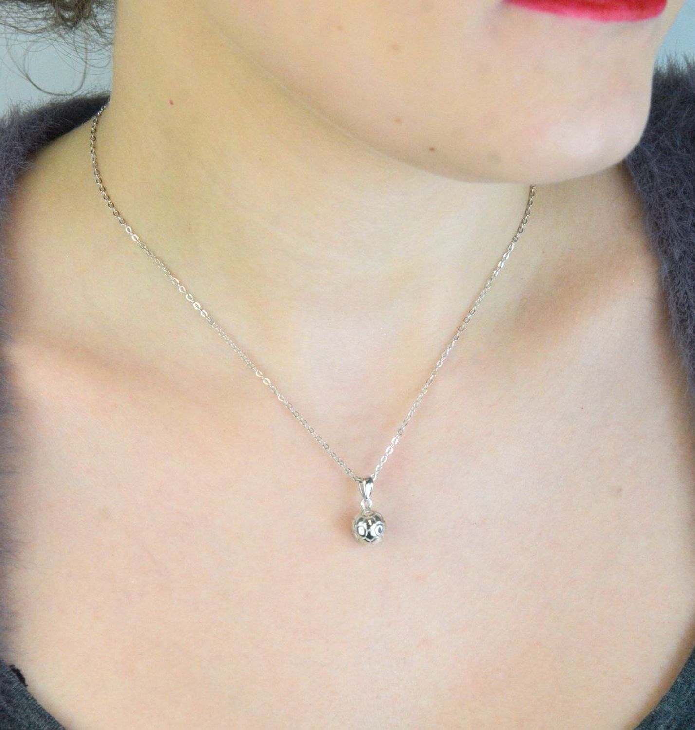 Srebrny naszyjnik MINET JMAN0659SN48 w kształcie piłki nożnej, srebro próby 925, rodowane. Długość łańcuszka 48 cm, zawieszka 10x18 mm, waga 5,65 g. Idealny prezent dla fana piłki nożnej.1.jpg