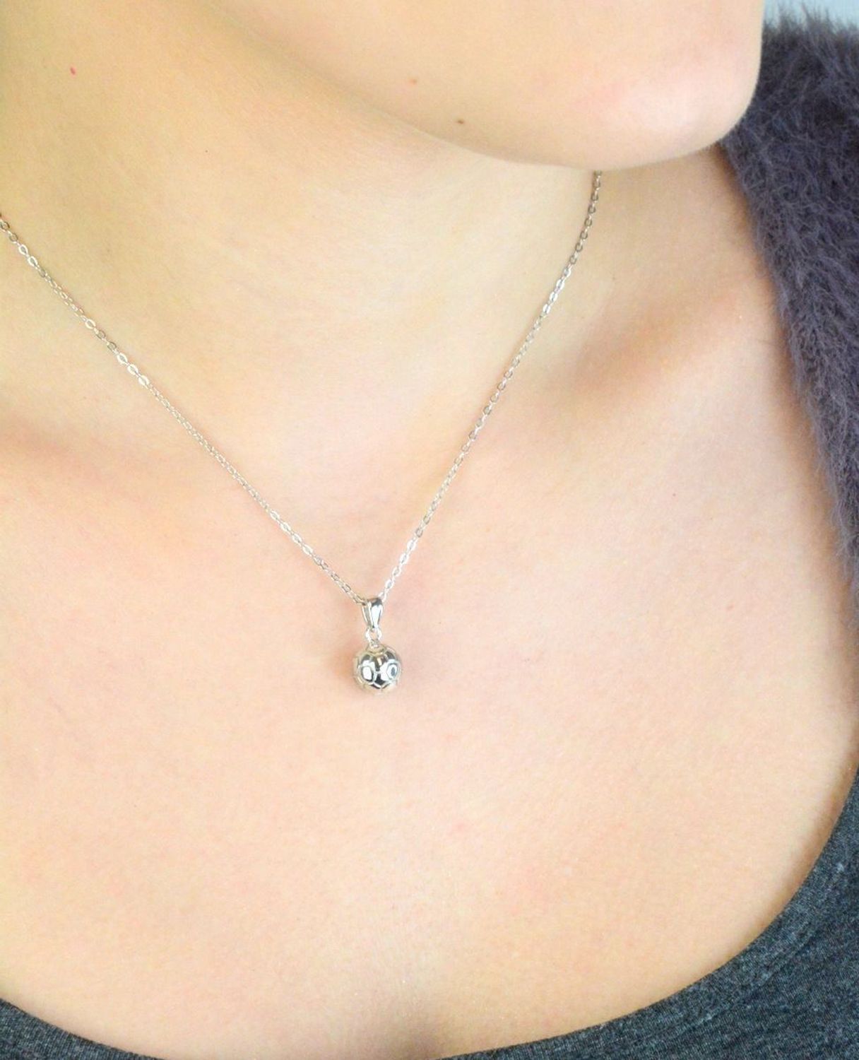 Srebrny naszyjnik MINET JMAN0659SN48 w kształcie piłki nożnej, srebro próby 925, rodowane. Długość łańcuszka 48 cm, zawieszka 10x18 mm, waga 5,65 g. Idealny prezent dla fana piłki nożnej.1.jpg