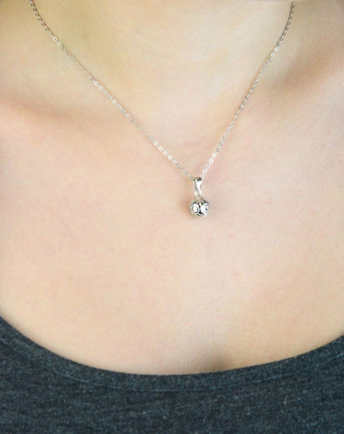 Srebrny naszyjnik MINET JMAN0659SN48 w kształcie piłki nożnej, srebro próby 925, rodowane. Długość łańcuszka 48 cm, zawieszka 10x18 mm, waga 5,65 g. Idealny prezent dla fana piłki nożnej.1.jpg