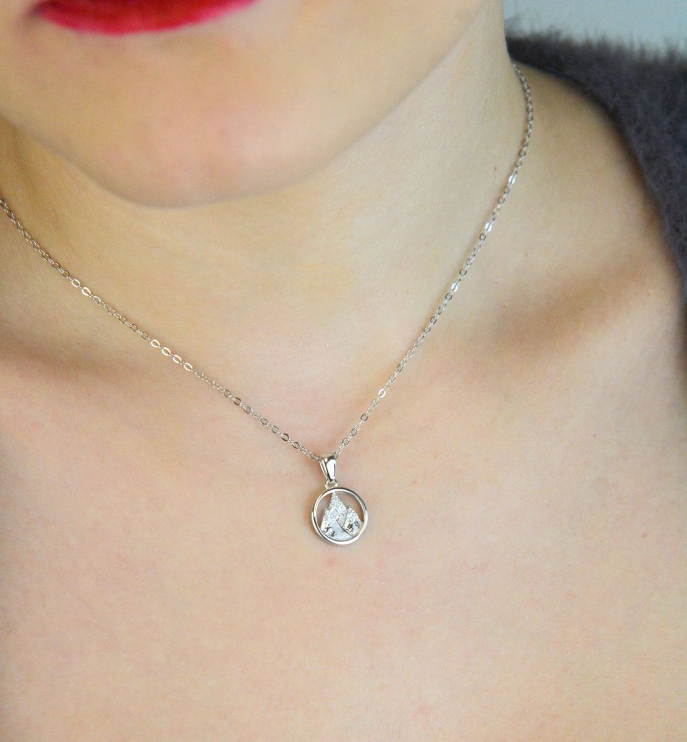 Elegancki naszyjnik srebrny MINET JMAN0661SN48 z motywem gór, ozdobiony białymi cyrkoniami. Wykonany ze srebra próby 925, rodowany, długość łańcuszka 48 cm, zawieszka 12x19 mm, waga 2,95 g. 1.jpg