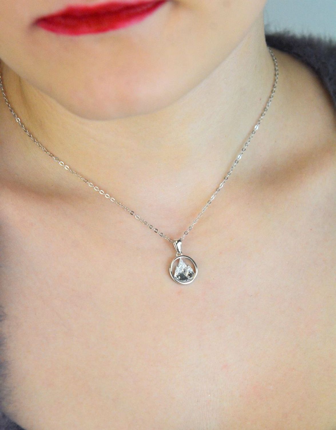 Elegancki naszyjnik srebrny MINET JMAN0661SN48 z motywem gór, ozdobiony białymi cyrkoniami. Wykonany ze srebra próby 925, rodowany, długość łańcuszka 48 cm, zawieszka 12x19 mm, waga 2,95 g. 1.jpg