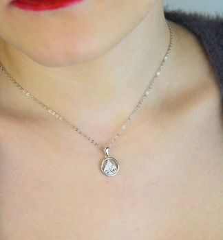 Elegancki naszyjnik srebrny MINET JMAN0661SN48 z motywem gór, ozdobiony białymi cyrkoniami. Wykonany ze srebra próby 925, rodowany, długość łańcuszka 48 cm, zawieszka 12x19 mm, waga 2,95 g. Idealny dodatek do codziennych i (3).JPG