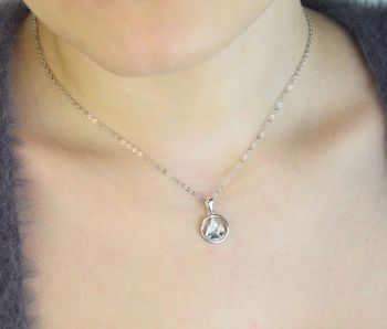 Elegancki naszyjnik srebrny MINET JMAN0661SN48 z motywem gór, ozdobiony białymi cyrkoniami. Wykonany ze srebra próby 925, rodowany, długość łańcuszka 48 cm, zawieszka 12x19 mm, waga 2,95 g. Idealny dodatek do codziennych i (4).JPG