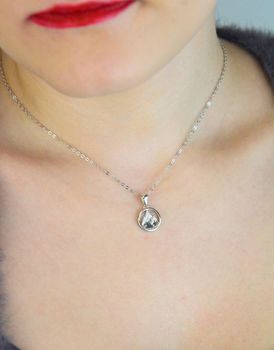 Elegancki naszyjnik srebrny MINET JMAN0661SN48 z motywem gór, ozdobiony białymi cyrkoniami. Wykonany ze srebra próby 925, rodowany, długość łańcuszka 48 cm, zawieszka 12x19 mm, waga 2,95 g. Idealny dodatek do codziennych i (5).JPG