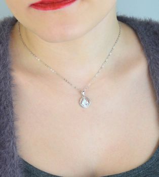 Elegancki naszyjnik srebrny MINET JMAN0661SN48 z motywem gór, ozdobiony białymi cyrkoniami. Wykonany ze srebra próby 925, rodowany, długość łańcuszka 48 cm, zawieszka 12x19 mm, waga 2,95 g. Idealny dodatek do codziennych i e (1).JPG