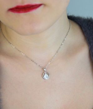 Elegancki naszyjnik srebrny MINET JMAN0661SN48 z motywem gór, ozdobiony białymi cyrkoniami. Wykonany ze srebra próby 925, rodowany, długość łańcuszka 48 cm, zawieszka 12x19 mm, waga 2,95 g. Idealny dodatek do codziennych i.JPG