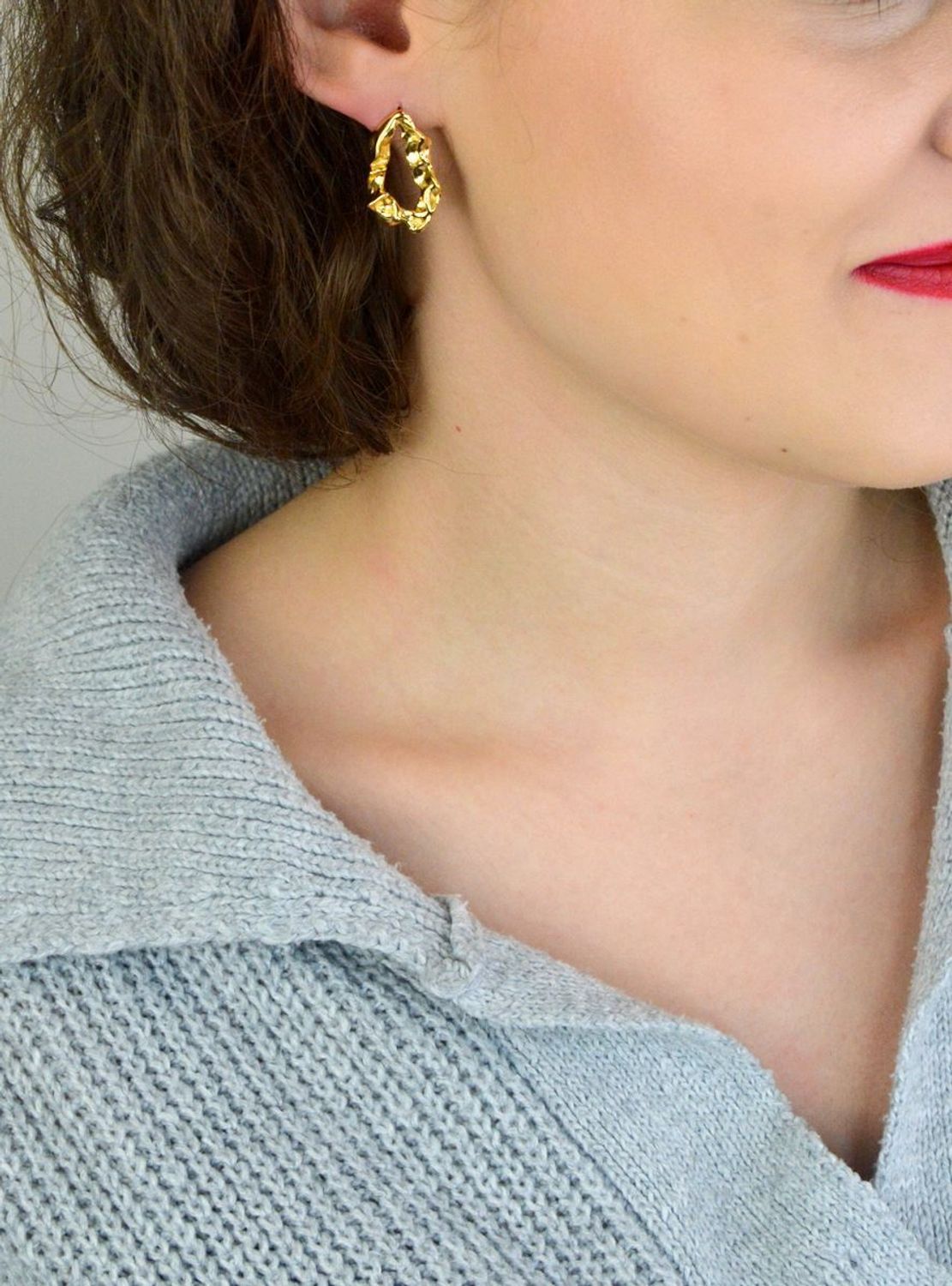 Nowoczesne kolczyki MINET z pozłacanego srebra próby 925. Złocenie 14K + e-coating, zapięcie na sztyft. Wymiary 25x15 mm, waga 6 g. Elegancki, minimalistyczny styl.1.jpg