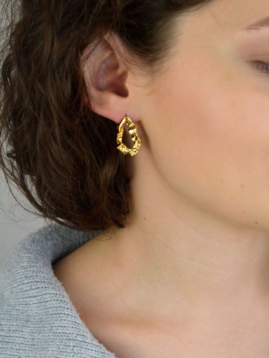 Nowoczesne kolczyki MINET z pozłacanego srebra próby 925. Złocenie 14K + e-coating, zapięcie na sztyft. Wymiary 25x15 mm, waga 6 g. Elegancki, minimalistyczny styl.1.jpg