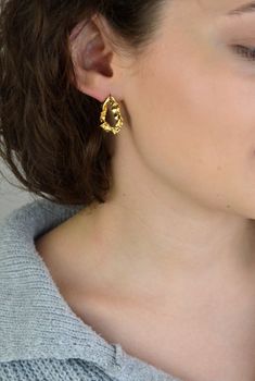 Nowoczesne kolczyki MINET z pozłacanego srebra próby 925. Złocenie 14K + e-coating, zapięcie na sztyft. Wymiary 25x15 mm, waga 6 g. Elegancki, minimalistyczny styl (1).JPG