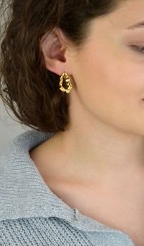 Nowoczesne kolczyki MINET z pozłacanego srebra próby 925. Złocenie 14K + e-coating, zapięcie na sztyft. Wymiary 25x15 mm, waga 6 g. Elegancki, minimalistyczny styl (2).JPG