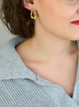 Nowoczesne kolczyki MINET z pozłacanego srebra próby 925. Złocenie 14K + e-coating, zapięcie na sztyft. Wymiary 25x15 mm, waga 6 g. Elegancki, minimalistyczny styl (3).JPG