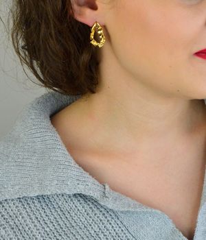 Nowoczesne kolczyki MINET z pozłacanego srebra próby 925. Złocenie 14K + e-coating, zapięcie na sztyft. Wymiary 25x15 mm, waga 6 g. Elegancki, minimalistyczny styl (5).JPG