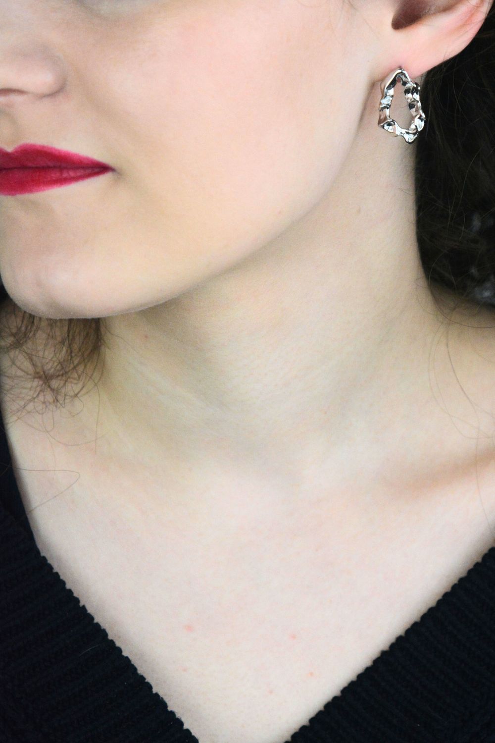 Nowoczesne kolczyki MINET wykonane z rodowanego srebra próby 925. Minimalistyczny design, zapięcie na sztyft. Wymiary 25x15 mm, waga 6 g. Elegancja i prostota w jednym.1.jpg