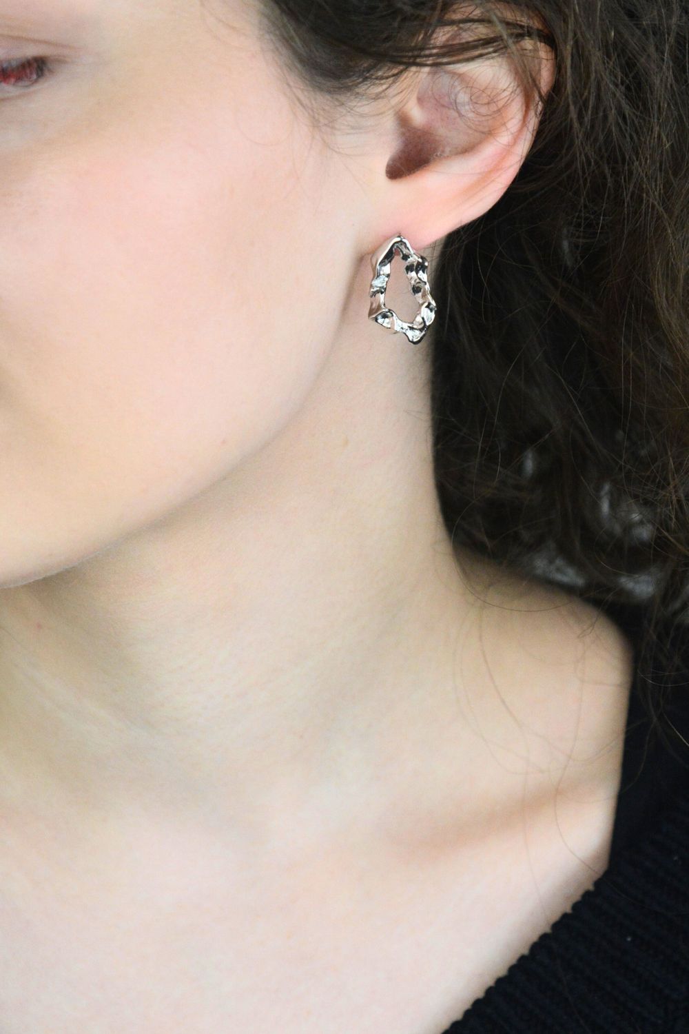 Nowoczesne kolczyki MINET wykonane z rodowanego srebra próby 925. Minimalistyczny design, zapięcie na sztyft. Wymiary 25x15 mm, waga 6 g. Elegancja i prostota w jednym.1.jpg