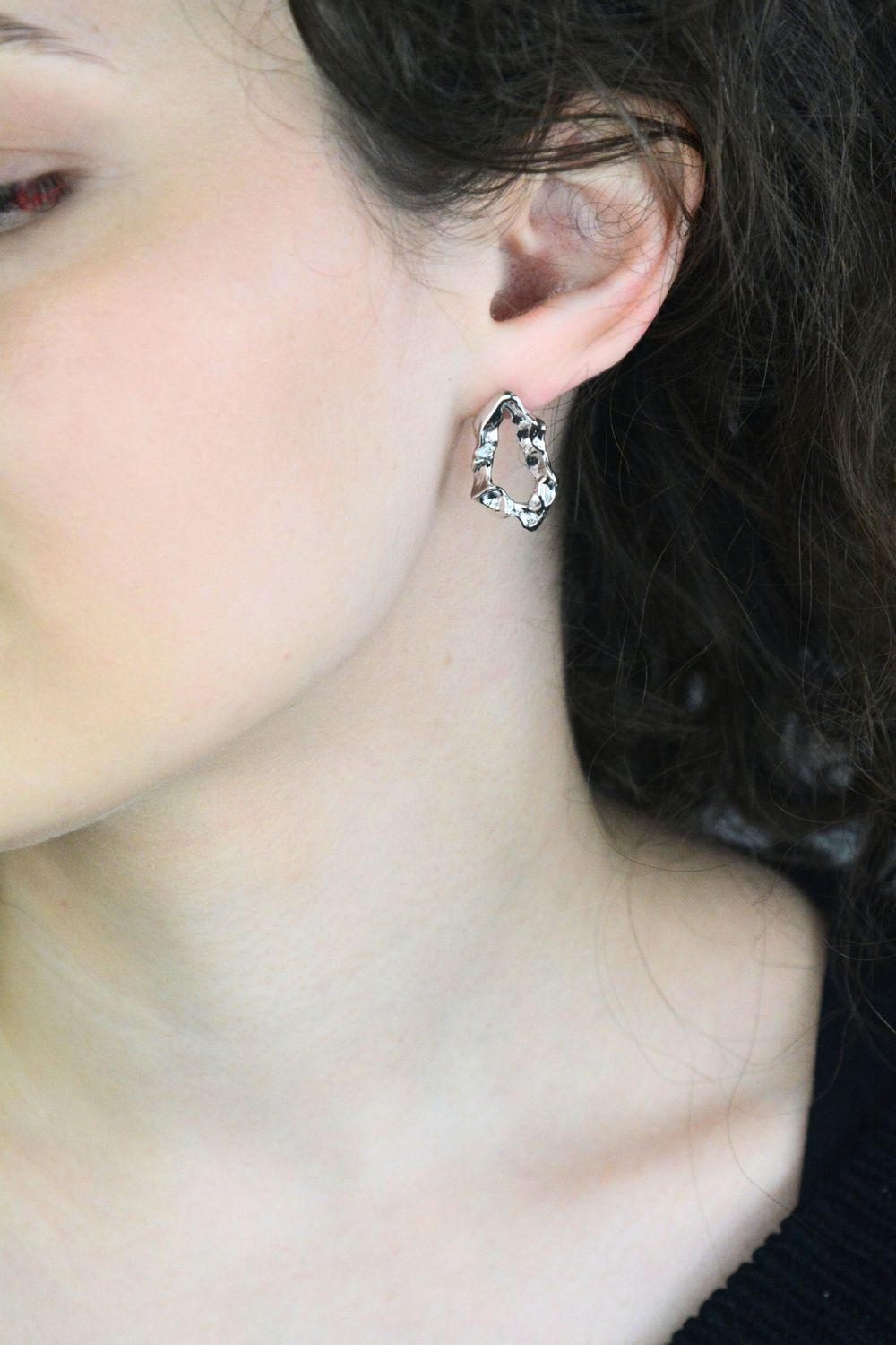 Nowoczesne kolczyki MINET wykonane z rodowanego srebra próby 925. Minimalistyczny design, zapięcie na sztyft. Wymiary 25x15 mm, waga 6 g. Elegancja i prostota w jednym.1.jpg