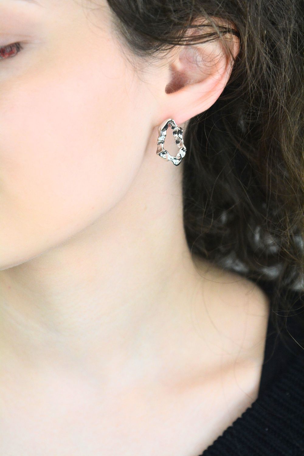 Nowoczesne kolczyki MINET wykonane z rodowanego srebra próby 925. Minimalistyczny design, zapięcie na sztyft. Wymiary 25x15 mm, waga 6 g. Elegancja i prostota w jednym.1.jpg