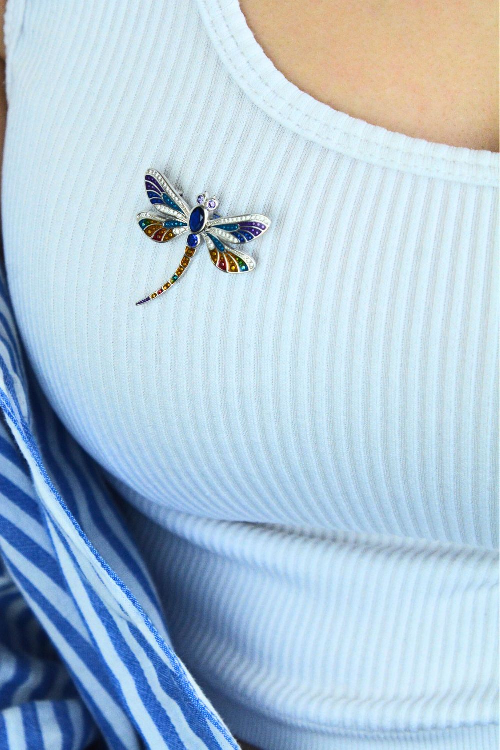 Srebrna broszka MINET w kształcie ważki z kolorowymi cyrkoniami. Rodowane Ag 925, wyjątkowy design, idealna do stylizacji casual i eleganckich.1.jpg