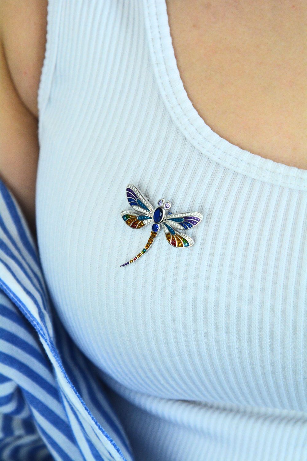 Srebrna broszka MINET w kształcie ważki z kolorowymi cyrkoniami. Rodowane Ag 925, wyjątkowy design, idealna do stylizacji casual i eleganckich.1.jpg