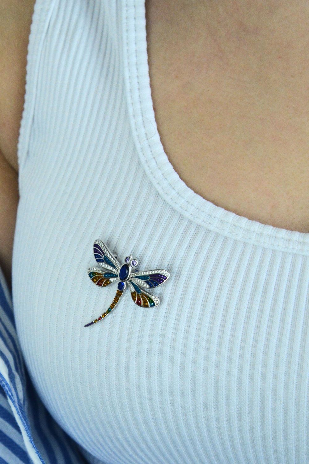 Srebrna broszka MINET w kształcie ważki z kolorowymi cyrkoniami. Rodowane Ag 925, wyjątkowy design, idealna do stylizacji casual i eleganckich.1.jpg