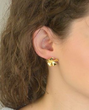 Odkryj srebrne pozłacane kolczyki w kształcie kwiatków 🌸 wykonane ze srebra próby 925. Delikatny blask, zapięcie na sztyft i elegancki design. Idealne na prezent! (1).JPG