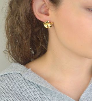 Odkryj srebrne pozłacane kolczyki w kształcie kwiatków 🌸 wykonane ze srebra próby 925. Delikatny blask, zapięcie na sztyft i elegancki design. Idealne na prezent! (2).JPG